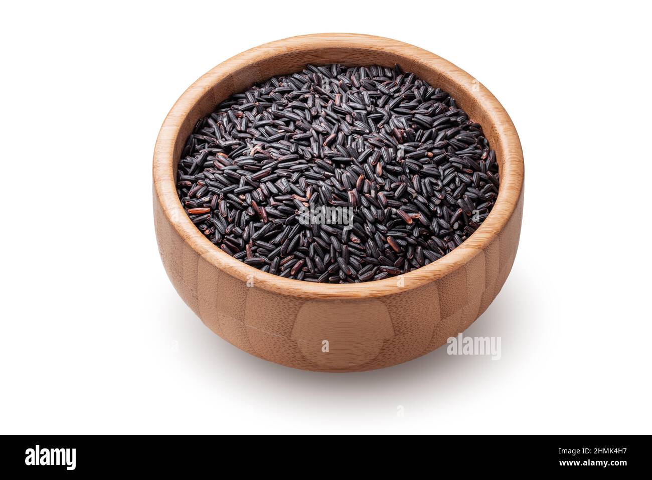 Schwarzer Basmati-Reis in Holzschüssel isoliert auf weißem Hintergrund. Stockfoto
