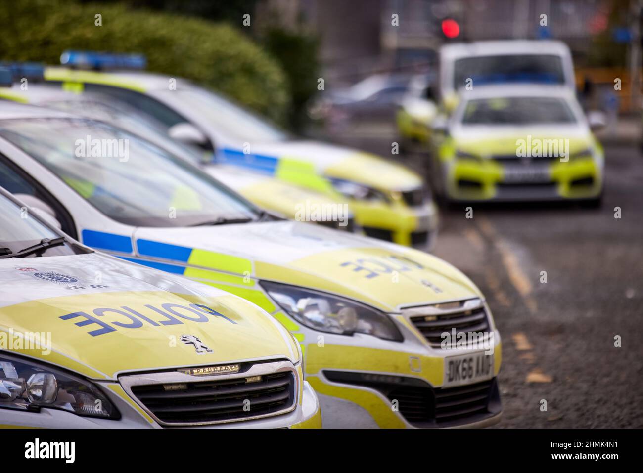 Die Polizei von Warrington Town Center, die von der Polizei in der stadt bemallt wurde, liess Autos Stockfoto