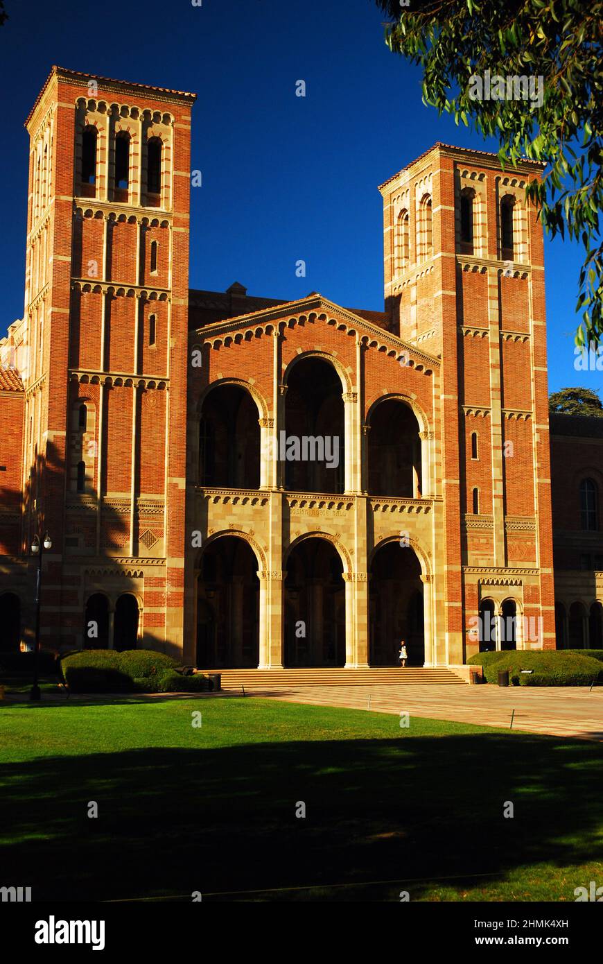 Die historische Royce Hall befindet sich im Herzen des UCLA College Campus, Stockfoto