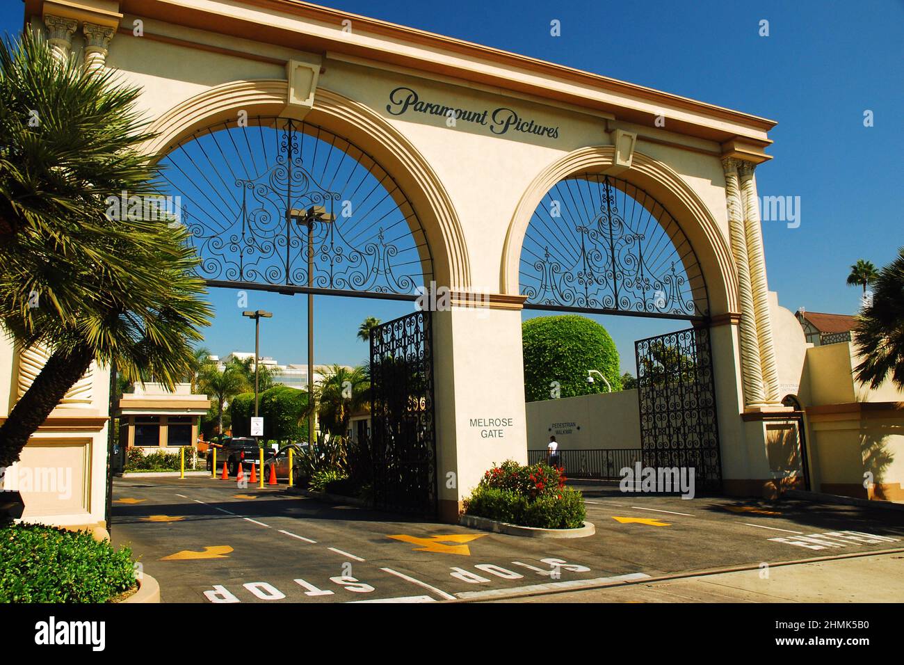 Das Eingangstor von Paramount Pictures, der Eingang von Melrose, ist ein berühmtes Symbol für Hollywood und Filmschaffen Stockfoto