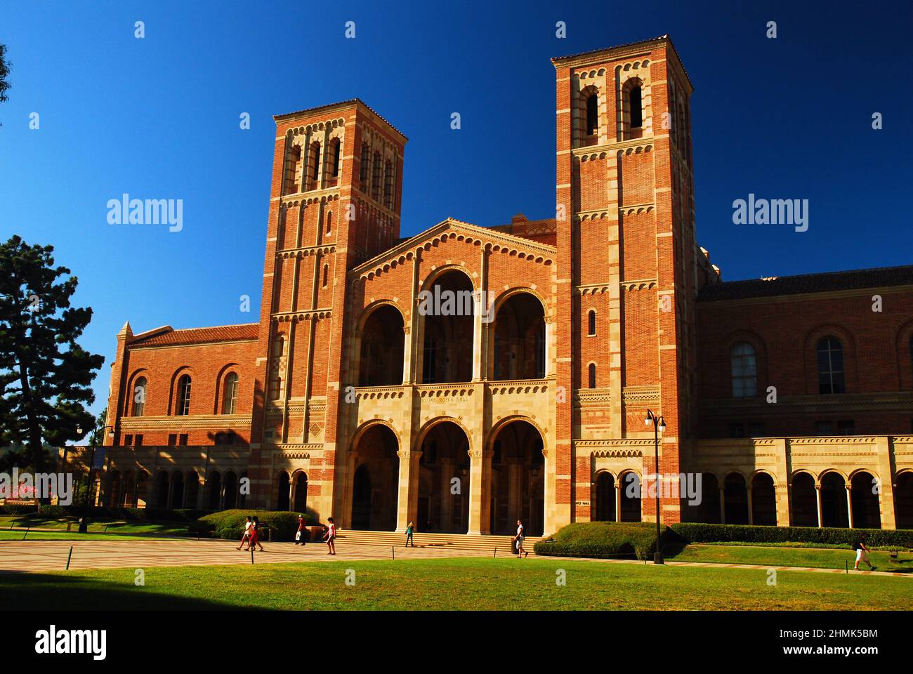 Auf dem Campus der UCLA in Westwood, Kalifornien, in der Nähe von Los Angeles, befindet sich die Royce Hall, ein historisches Auditorium an der College-Universität Stockfoto