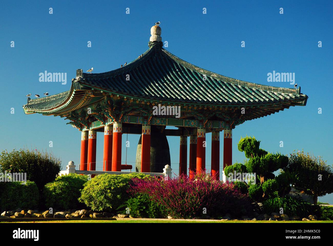 Die Friedensglocke von San Pedro, ein Geschenk des Volkes an Südkorea, ist in einem Pagodenförmigen Gebäude in der Nähe von Los Angeles untergebracht Stockfoto Die Friedensglocke von San Pedro, ein Geschenk des Volkes an Südkorea, ist in einem Pagodenförmigen Gebäude in der Nähe von Los Angeles untergebracht Stockfoto