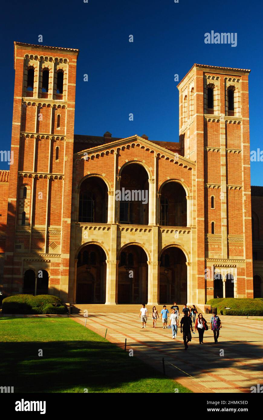 Die Studenten gehen auf dem Hauptquadrat des Campus der UCLA in Richtung der historischen Royce Hall, dem Haupttheater der Universität Stockfoto