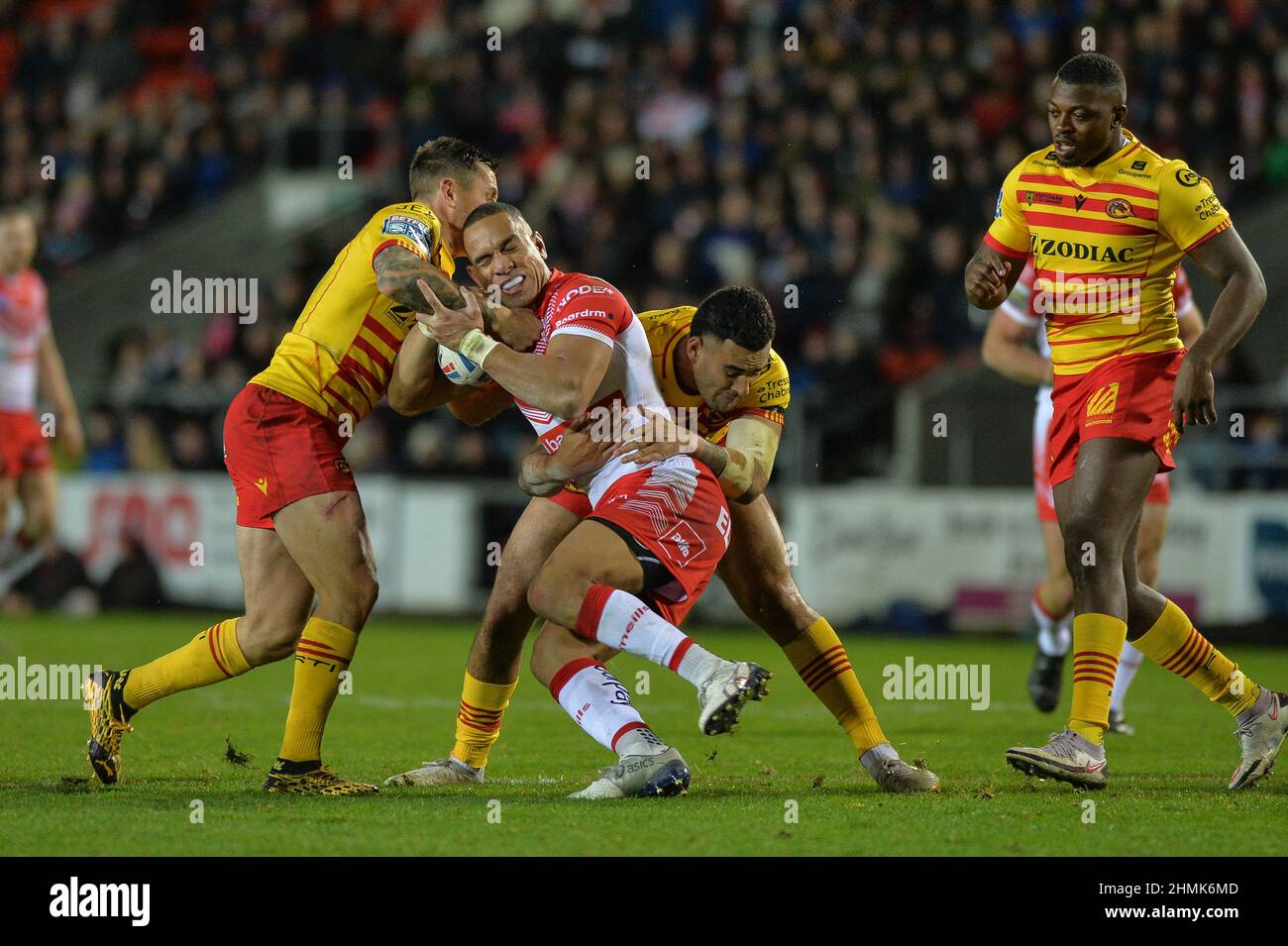 St. Helens, England - 10. Februar 2022 - will Hopoate von St. Helens greift während der Rugby League Betfred Super League Runde 1 St. Helens gegen Catalan Dragons im Totally Wicked Stadium, St. Helens, UK Dean Williams, die Linie der katalanischen Drachen an Stockfoto