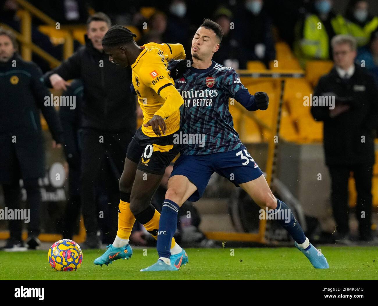 Wolverhampton, England, 10th. Februar 2022. Gabriel Martinelli von Arsenal fouls Francisco Jorge Tavares De Oliveira von Wolverhampton Wanderers, was im Premier League-Spiel in Molineux, Wolverhampton, zu einer roten Karte führt. Bildnachweis sollte lauten: Andrew Yates / Sportimage Stockfoto