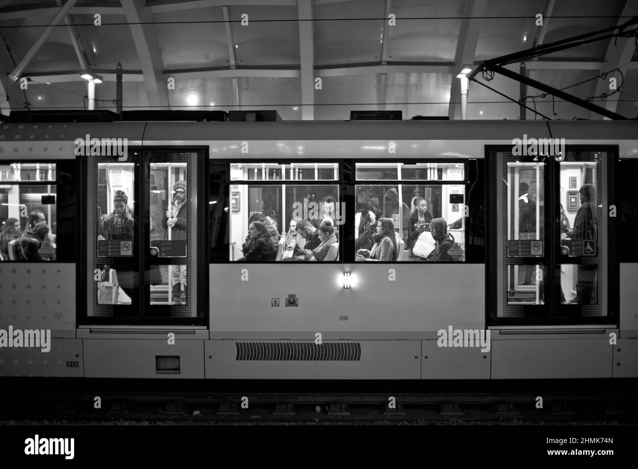 Passagiere, die mit der Straßenbahn Manchester Metrolink reisen Stockfoto