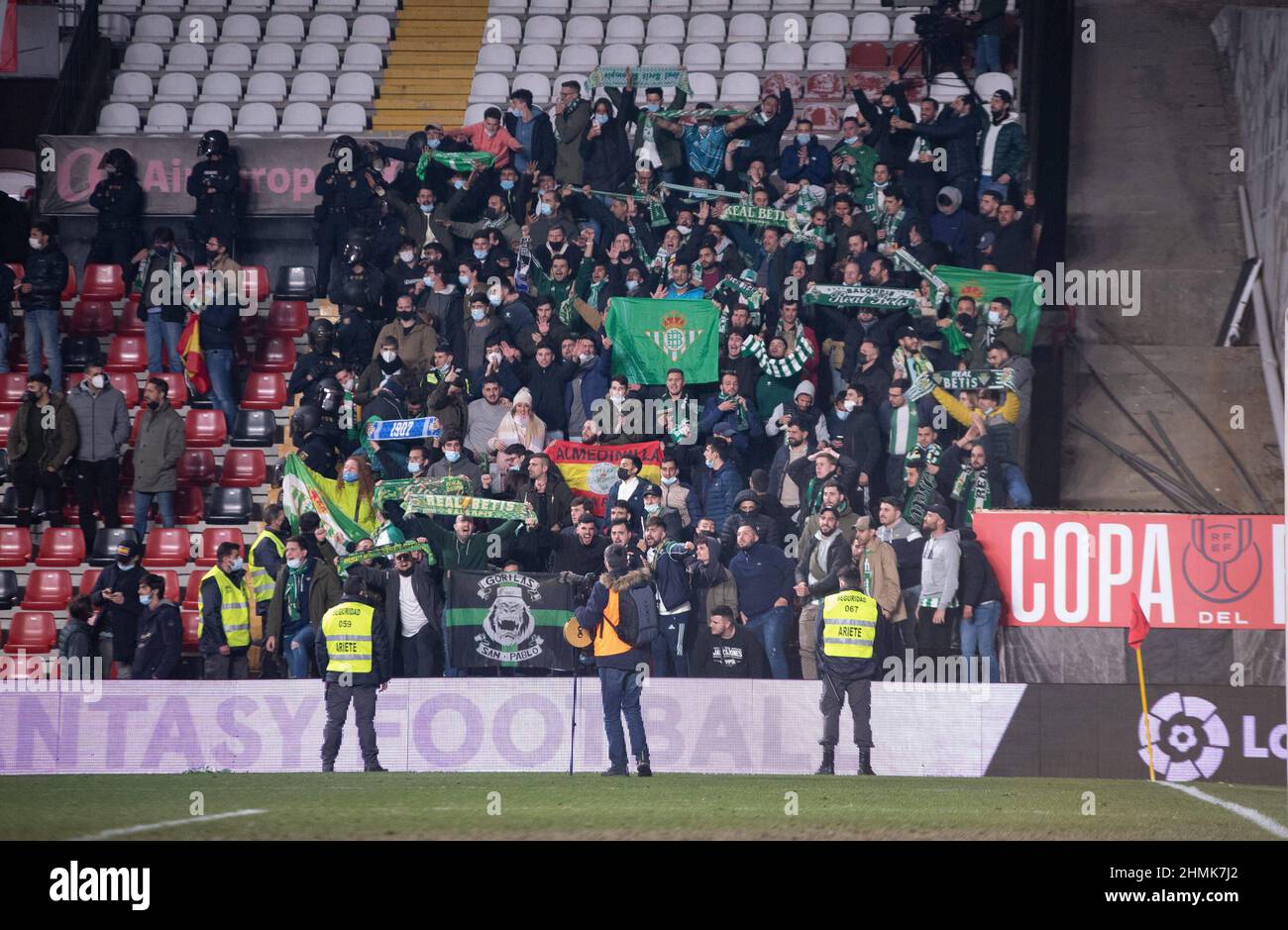 9th. februar 2022; Estadio de Vallecas, Madrid, Spanien; Men's Copa del Rey, Rayo Vallecano vs. Real Betis Balompie; Betis Fans 900/Cordon Press Credit: CORDON PRESS/Alamy Live News Stockfoto