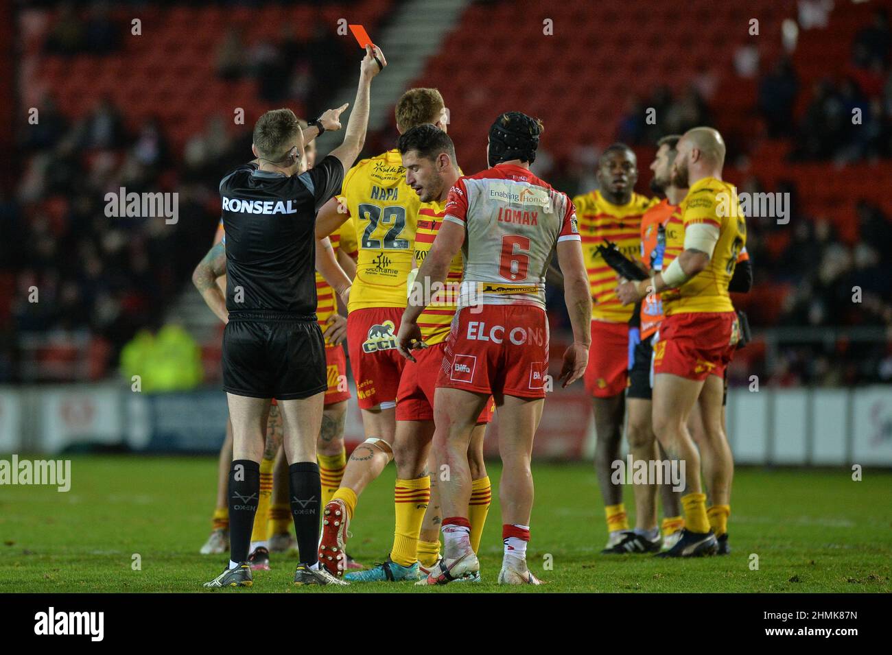 St. Helens, England - 10. Februar 2022 - Schiedsrichter Liam Moore zeigt Dylan Napa der katalanischen Drachen während der Rugby League Betfred Super League Runde 1 die rote Karte St. Helens vs Catalan Dragons im Totally Wicked Stadium, St. Helens, UK Dean Williams Stockfoto