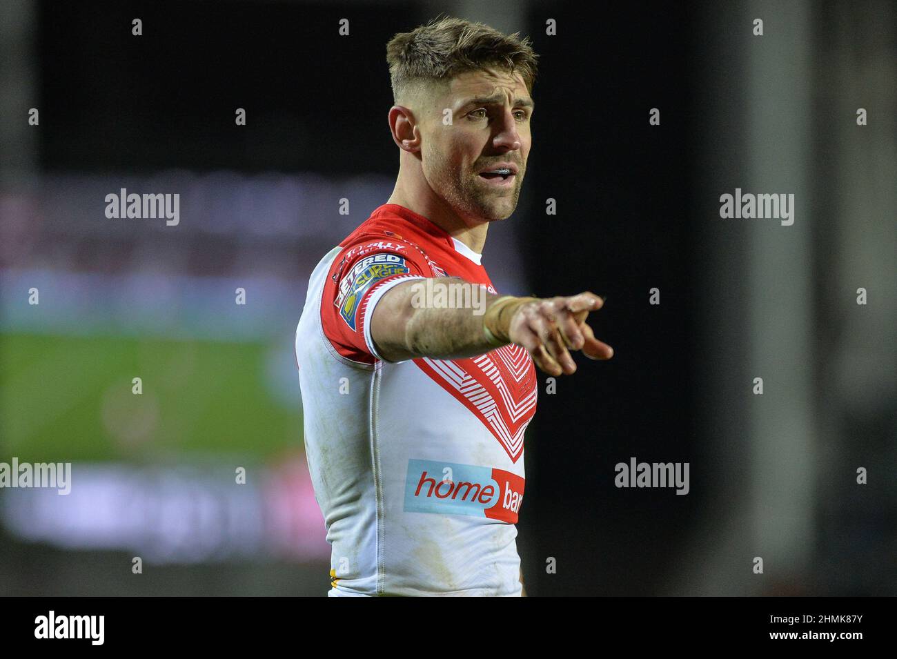 St. Helens, England - 10. Februar 2022 - Thomas Makinson von St. Helens gibt während der Rugby League Betfred Super League Runde 1 Anweisungen St. Helens gegen Catalan Dragons im Totally Wicked Stadium, St. Helens, UK Dean Williams Stockfoto