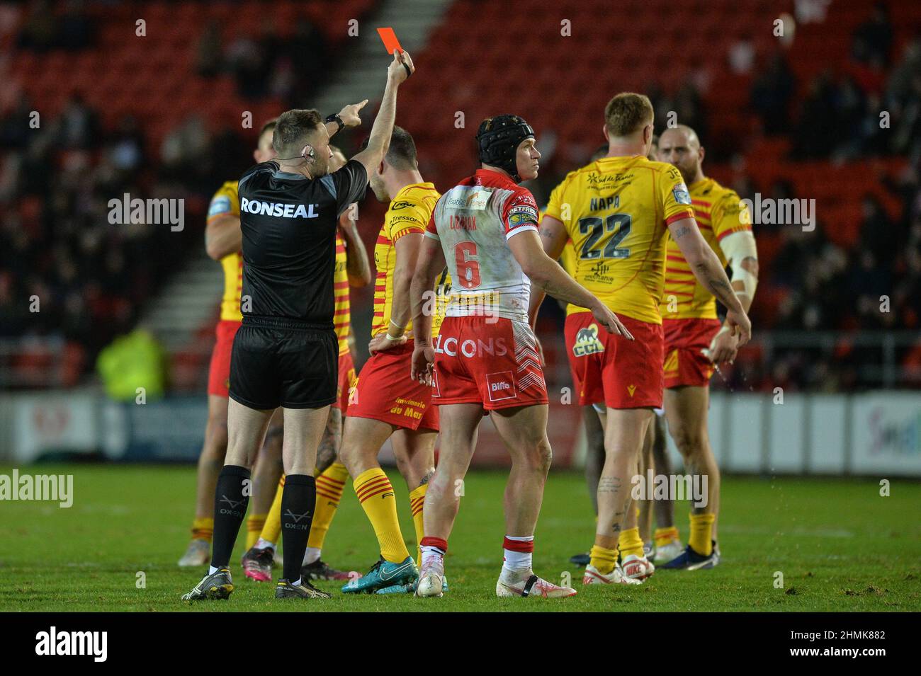 St. Helens, England - 10. Februar 2022 - Schiedsrichter Liam Moore zeigt Dylan Napa der katalanischen Drachen während der Rugby League Betfred Super League Runde 1 die rote Karte St. Helens vs Catalan Dragons im Totally Wicked Stadium, St. Helens, UK Dean Williams Stockfoto