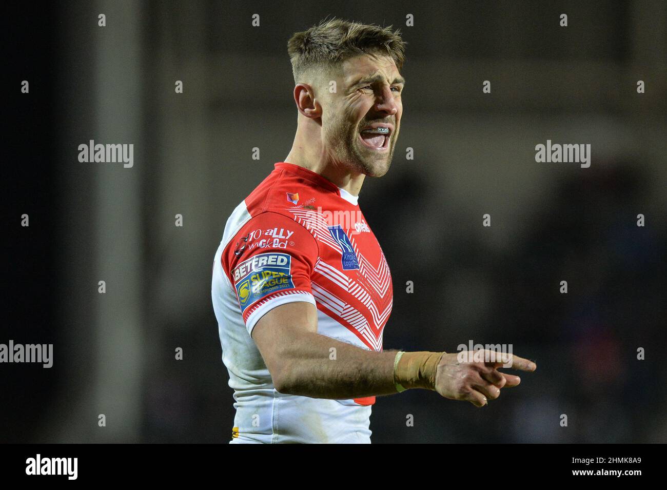 St. Helens, England - 10. Februar 2022 - Thomas Makinson von St. Helens gibt während der Rugby League Betfred Super League Runde 1 Anweisungen St. Helens gegen Catalan Dragons im Totally Wicked Stadium, St. Helens, UK Dean Williams Stockfoto