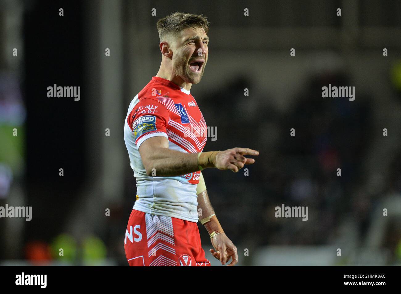 St. Helens, England - 10. Februar 2022 - Thomas Makinson von St. Helens gibt während der Rugby League Betfred Super League Runde 1 Anweisungen St. Helens gegen Catalan Dragons im Totally Wicked Stadium, St. Helens, UK Dean Williams Stockfoto