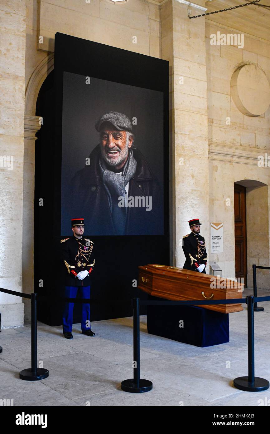 Vor dem Sarg kommunizierten Menschen mit sich selbst, wo eine Hommage an den französischen Schauspieler Jean Paul Belmondo, der im Alter von 88 Jahren am September starb, gezollt wurde Stockfoto