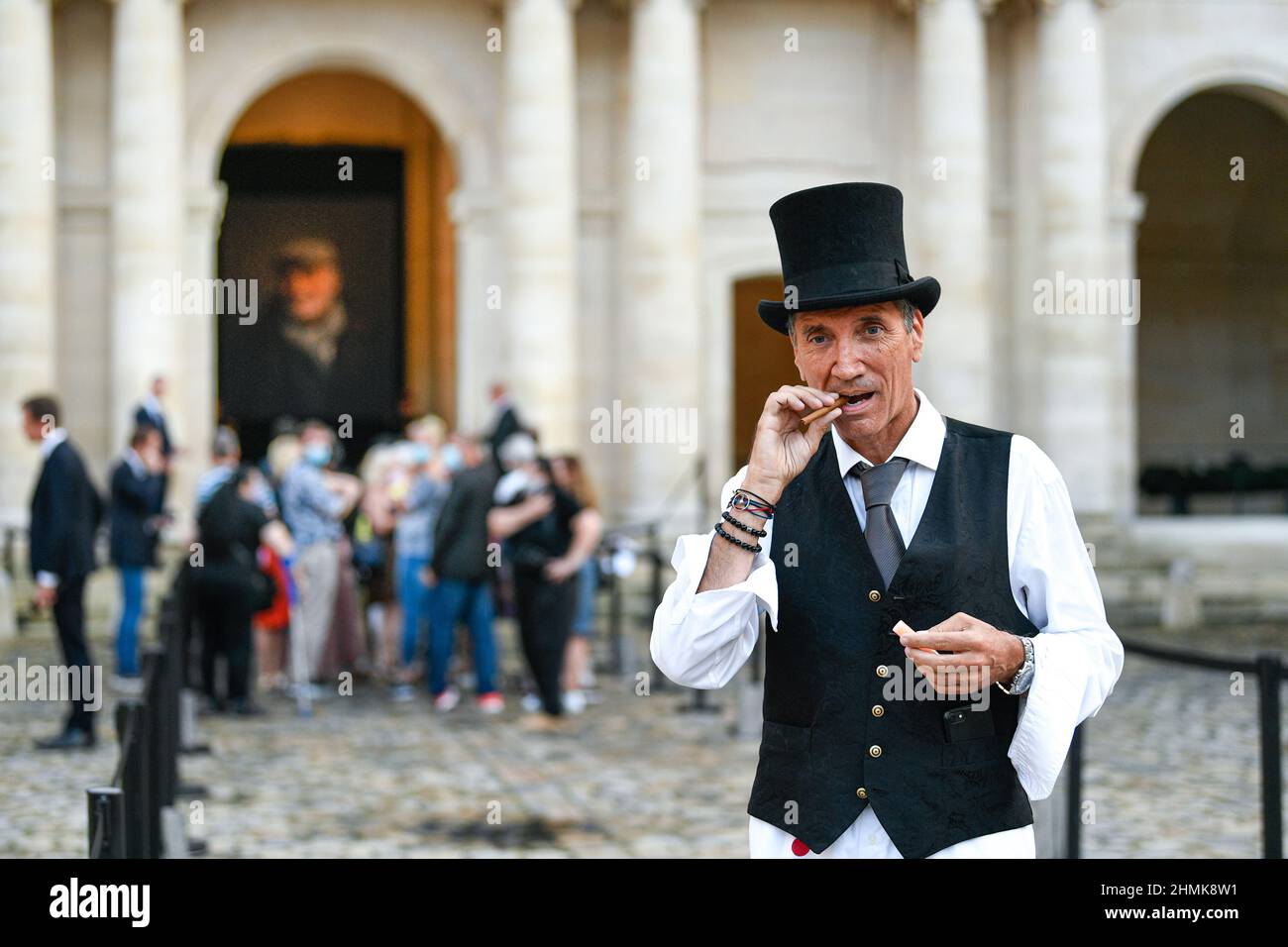 Vor dem Sarg kommunizierten Menschen mit sich selbst, wo eine Hommage an den französischen Schauspieler Jean Paul Belmondo, der im Alter von 88 Jahren am September starb, gezollt wurde Stockfoto