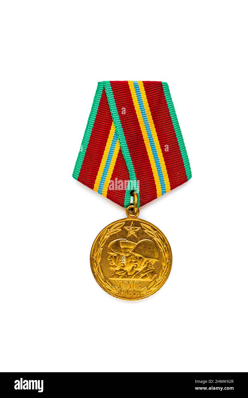 Kiew, Ukraine, 5. April 2022. Vintage World war 2 Sowjetischer Orden des Roten Banner isoliert auf weißem Hintergrund. Symbol des Großen Vaterländischen Krieges in Russland Stockfoto