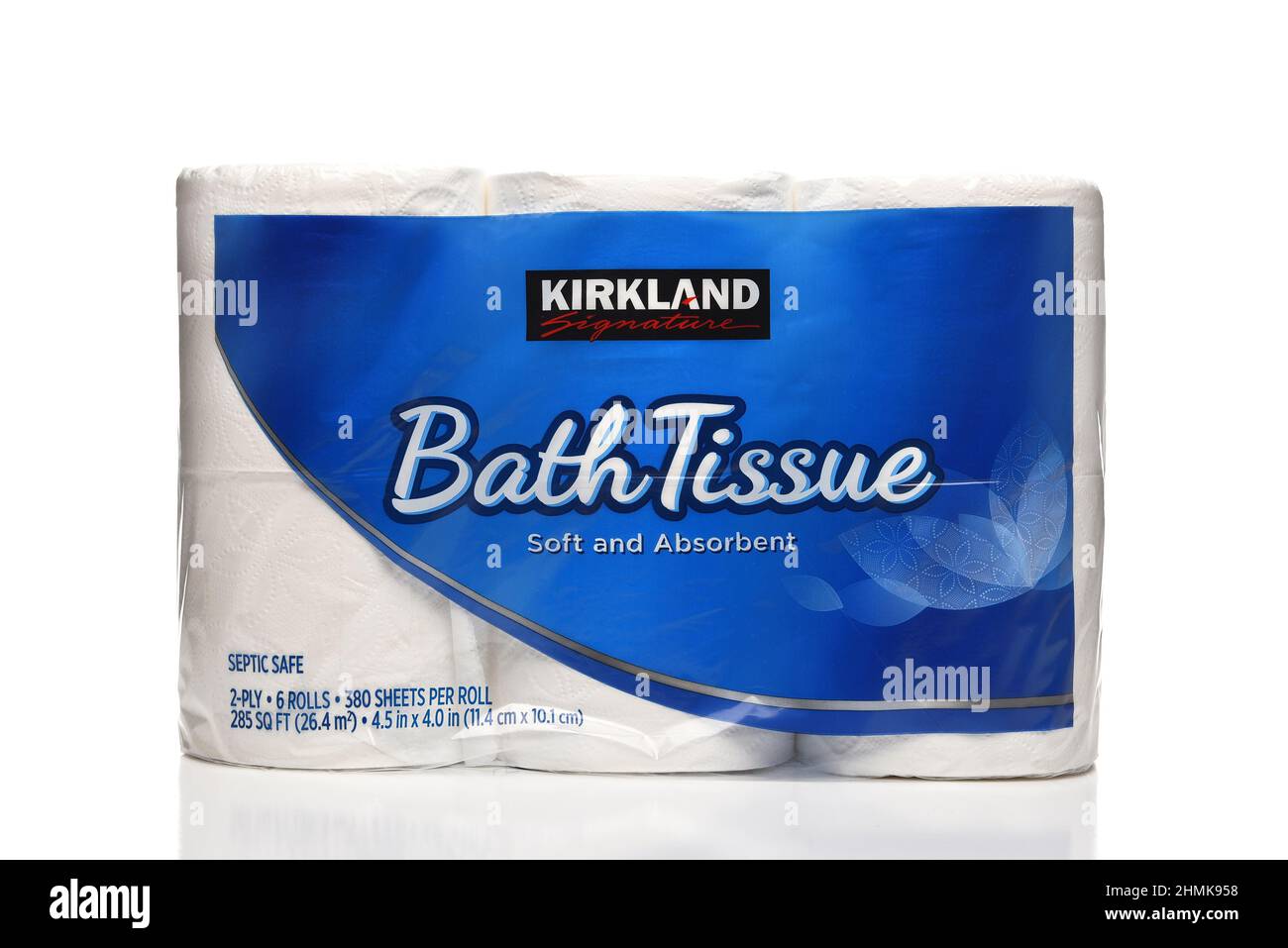 IRVINE, KALIFORNIEN - 10. FEBRUAR 2022: Ein Paket aus Kirkland Signature Bath Tissue, einem Costco Wholesale Private Label-Produkt. Stockfoto