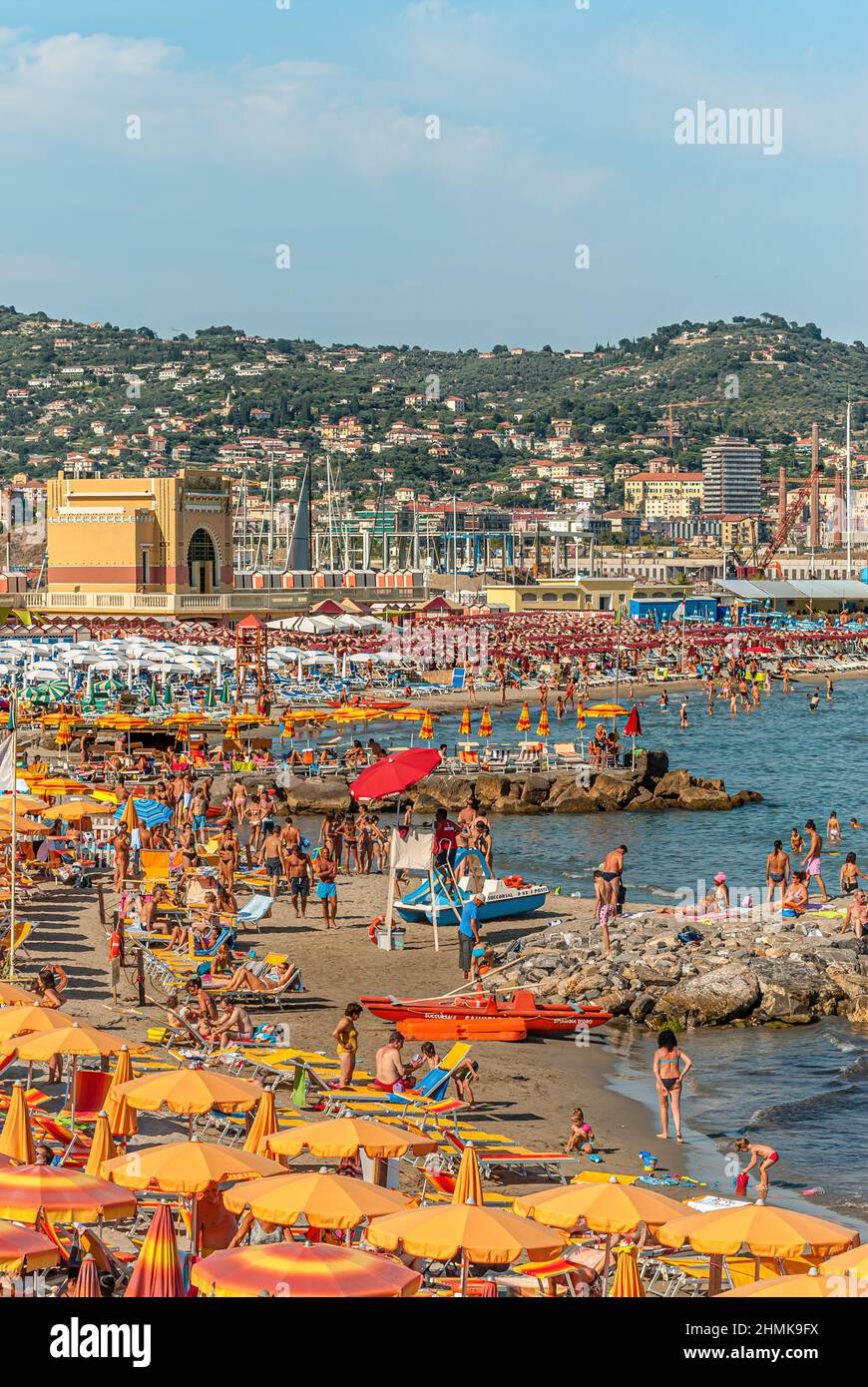 Menschenmassen am Strand von Porto Maurizio in Imperia an der ligurischen Küste, Nordwestitalien. Stockfoto