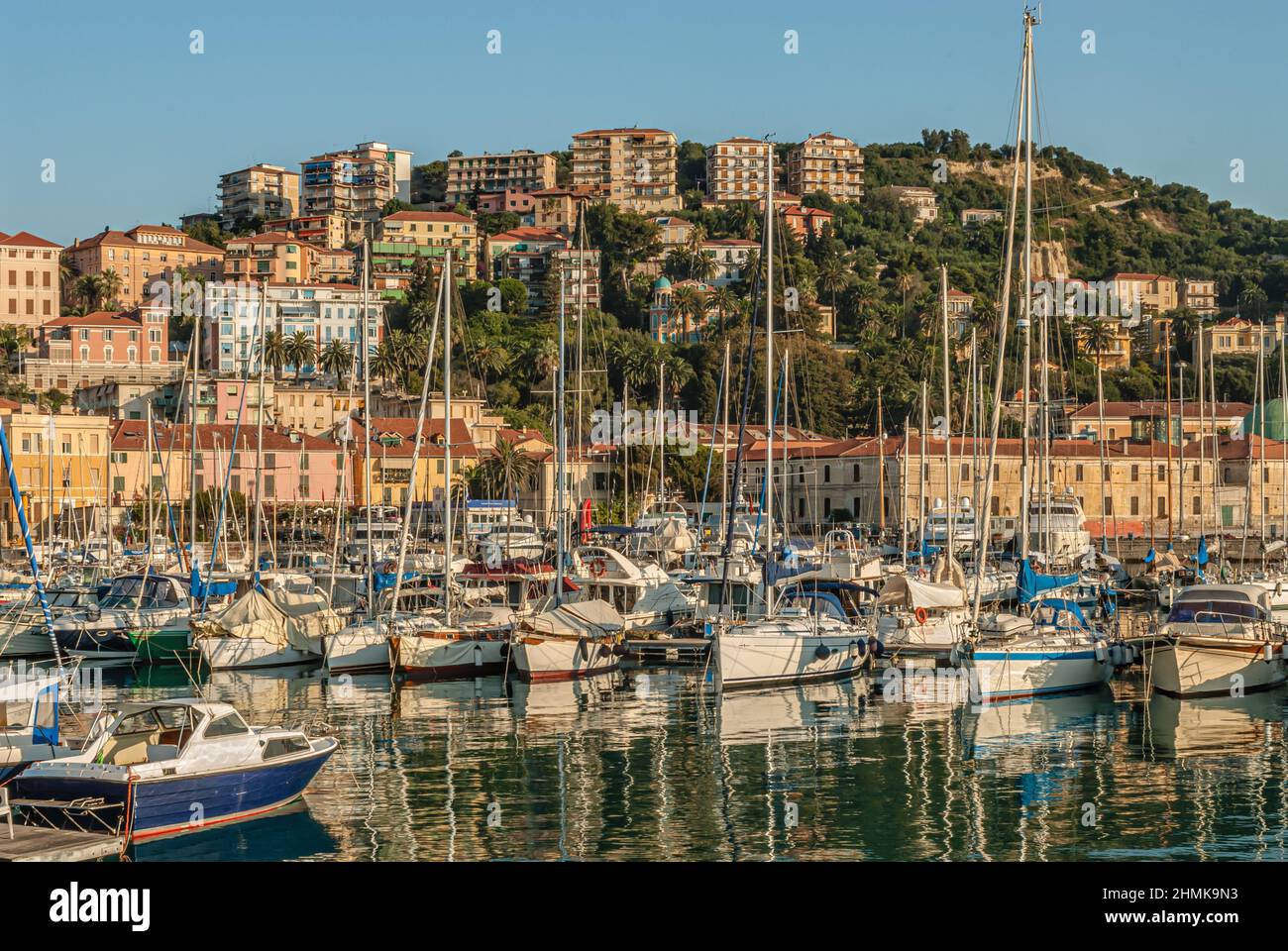 Blick über die Marina von Imperia an der ligurischen Küste, Nord-West-Italien. Stockfoto