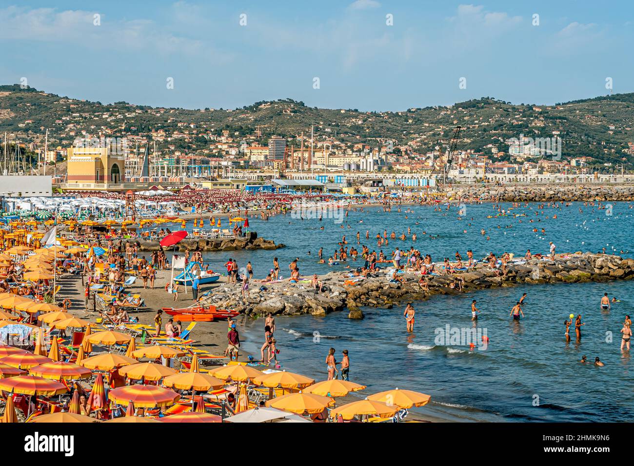 Menschenmassen am Strand von Porto Maurizio in Imperia an der ligurischen Küste, Nordwestitalien. Stockfoto
