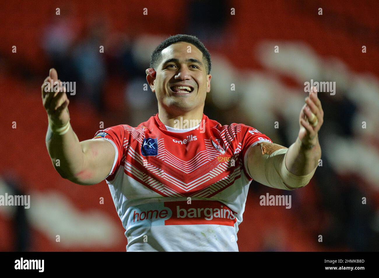 St. Helens, England - 10. Februar 2022 -Sione Mata'utia von St. Helens feiert während der Rugby League Betfred Super League Runde 1 St. Helens gegen katalanische Drachen im Totally Wicked Stadium, St. Helens, UK Dean Williams Stockfoto