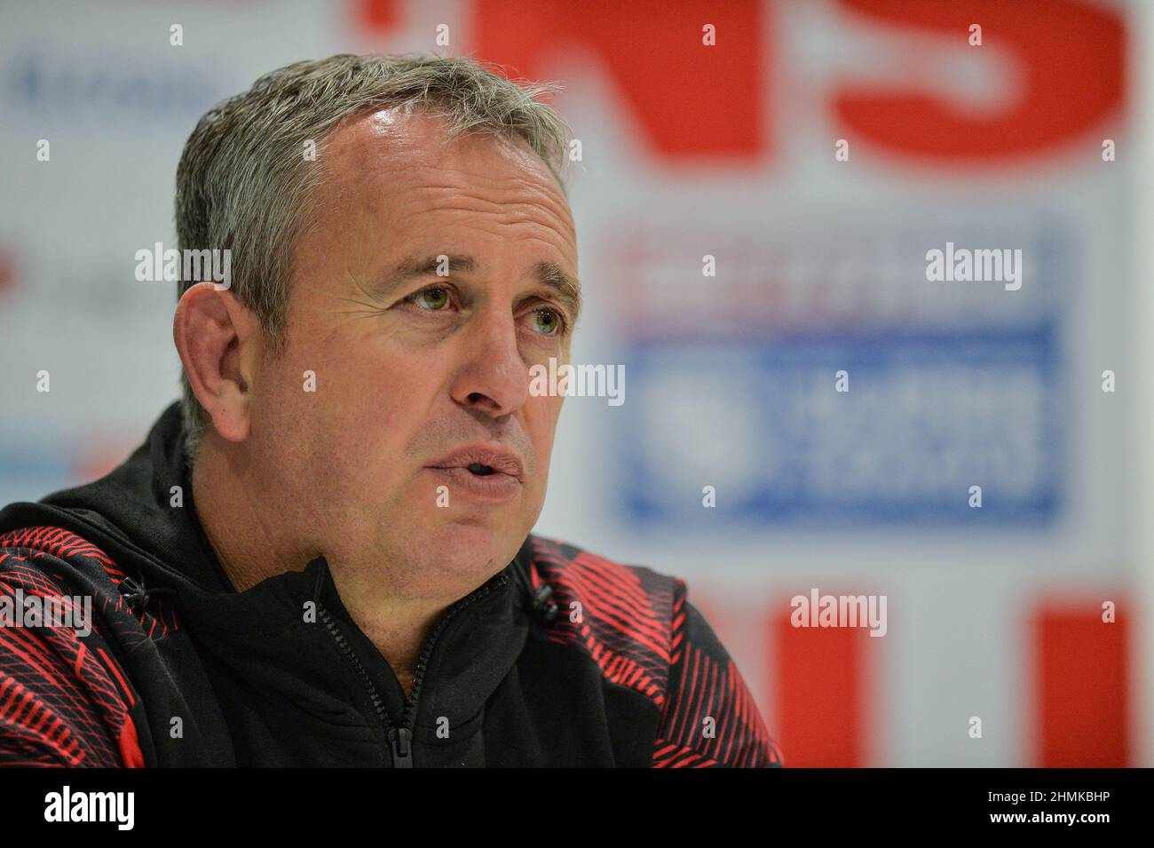 St. Helens, England - 10. Februar 2022 - der Trainer der katalanischen Drachen Steve McNamara spricht während der Pressekonferenz nach dem Spiel während der Rugby League Betfred Super League Runde 1 St. Helens gegen die katalanischen Drachen im Totally Wicked Stadium, St. Helens, UK Dean Williams Stockfoto