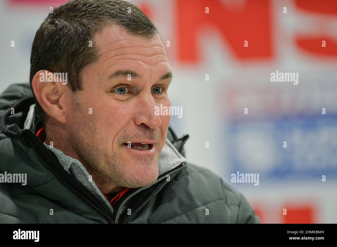 St. Helens, England - 10. Februar 2022 - St. Helens Cheftrainer Kristian Woolf spricht während der Pressekonferenz nach dem Spiel während der Rugby League Betfred Super League Runde 1 St. Helens vs Catalan Dragons im Totally Wicked Stadium, St. Helens, UK Dean Williams Stockfoto
