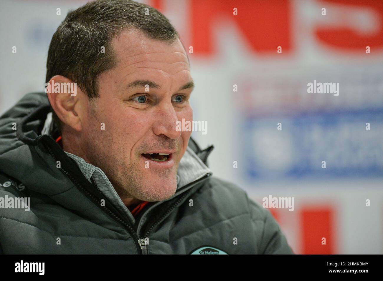 St. Helens, England - 10. Februar 2022 - St. Helens Cheftrainer Kristian Woolf spricht während der Pressekonferenz nach dem Spiel während der Rugby League Betfred Super League Runde 1 St. Helens vs Catalan Dragons im Totally Wicked Stadium, St. Helens, UK Dean Williams Stockfoto