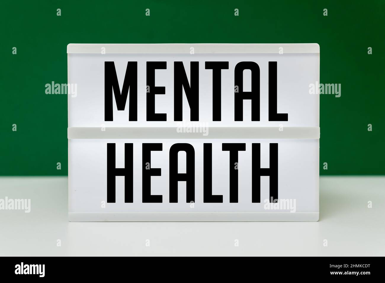 Text zur psychischen Gesundheit auf grünem Hintergrund Stockfoto