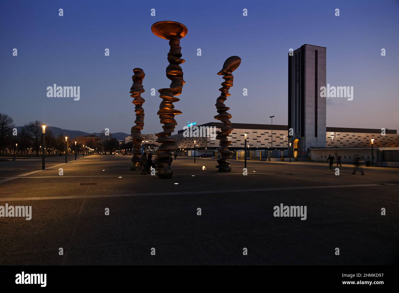 Blick auf die Piazza D'Armi: Tony Craggs Kunstwerk (vorne) und den Olympischen Palast (hinten), der den Eurovision Song Contest 2022 ausrichten wird. Stockfoto