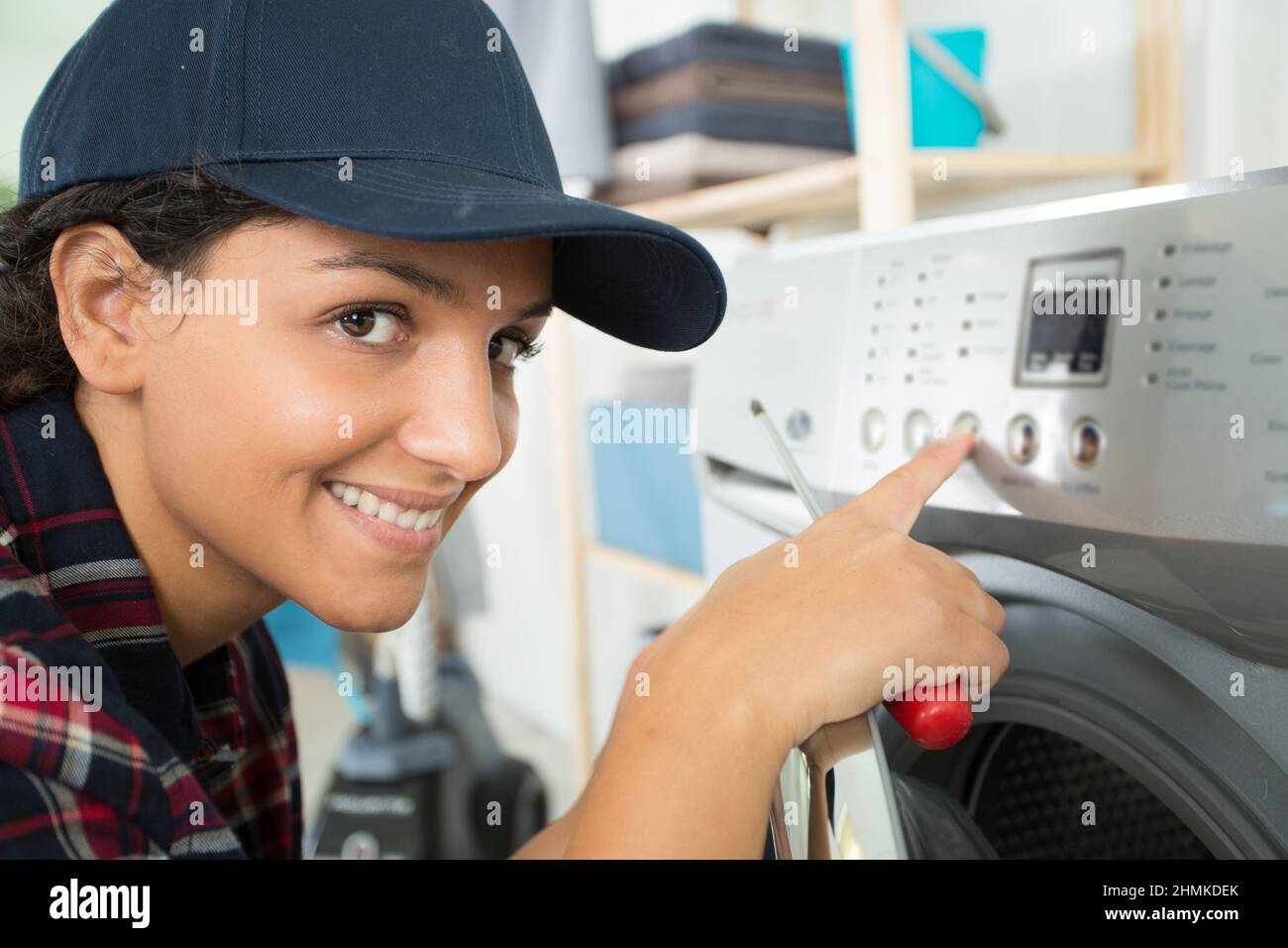 Technikerin beim Einstellen der Waschmaschine Stockfoto