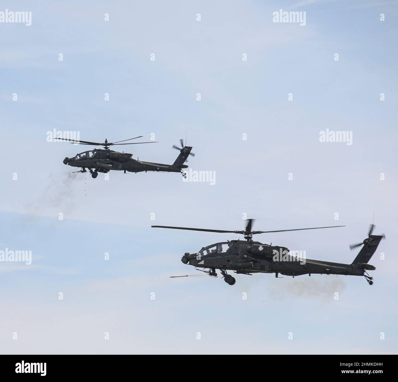 Das Angriffsbataillon 1-10 veranstaltet einen Familientag für die Familien ihres Soldaten und zeigt gleichzeitig ihre Macht. AH-64D-Besatzungen schossen 30mm und Hydra 70 Raketen. (USA Armeefoto von Sgt. Michael Wilson) Stockfoto