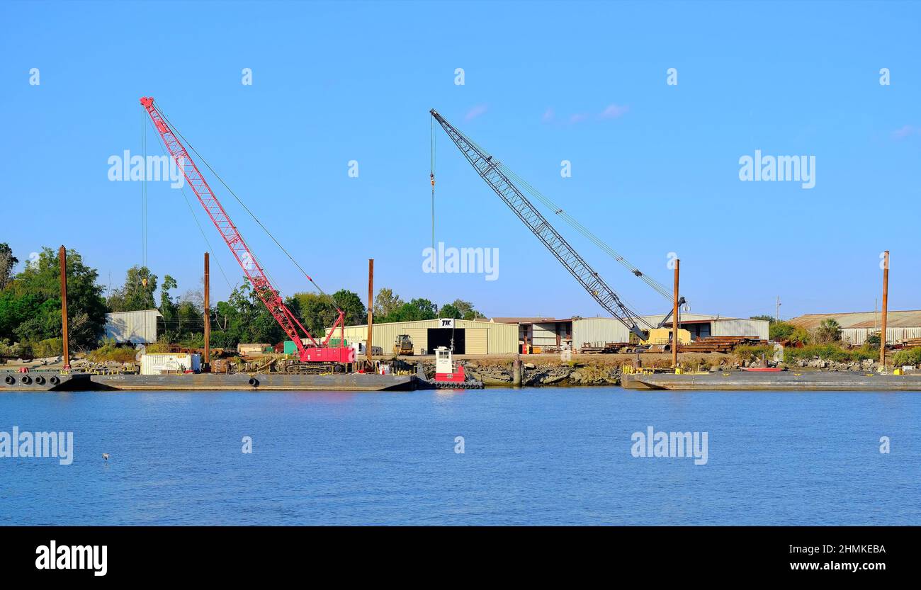 Krane am Industriedock am Savannah River Stockfoto