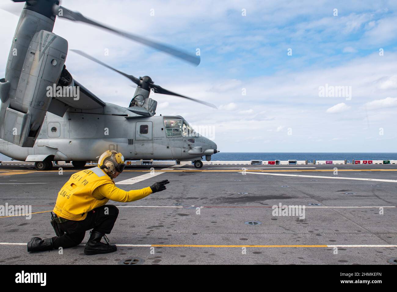 PHILIPPINISCHES MEER (Feb 9, 2022) Aviation Boatswain’s Mate (Handling) 3rd Class Steven Crisologo aus Manila, Philippinen, der dem forward-deplacierten amphibischen Sturmschiff USS America (LHA 6) zugeordnet ist, startet während der gemeinsamen Übung Noble Fusion ein MV-22B Tiltrotor der Marine Expeditionary Unit (MEU) von der 31st vom Deck des Schiffes aus. Noble Fusion zeigt, dass die von der Marine und dem Marinekorps eingesetzten, einsatzbereiten Marineeinsatzkräfte schnell Teams der Marine Expeditionary Unit/Amphibious Ready Group auf See zusammen mit einer Trägerstreikgruppe sowie anderen j zusammenbringen können Stockfoto