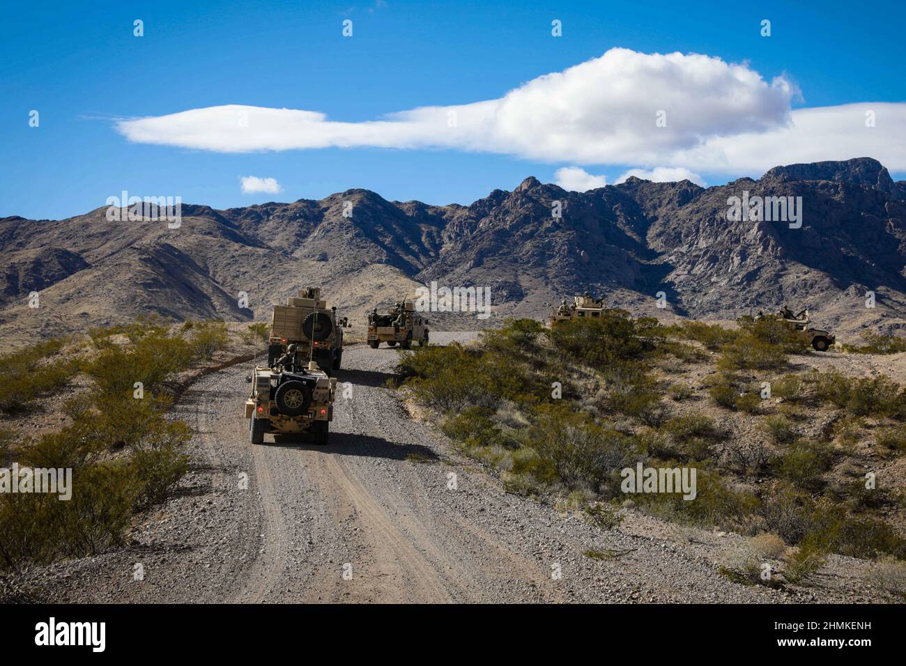 US-Soldaten des Bataillons 3rd, der 3rd Special Forces Group (Airborne) und der Sicherheitskräfte, die Luftwaffe der Reserve-Komponente der Luftwaffe, führen während des Sage Eagle in White Sands, New Mexico, am 18. Januar 2022 Fahrzeugkonvois durch. Sage Eagle wurde entwickelt, um Bataillone der Spezialeinheiten bei der Validierung untergeordneter Einheiten im Pre-Mission Training zu unterstützen, indem es sich auf die innere Verteidigung im Ausland konzentriert. (USA Armeefoto von Sgt. Kacie Benak) Stockfoto