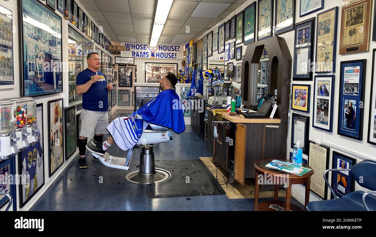 Barber Sal Martinez schneidet vor dem Super Bowl in Westminster,  Kalifornien, USA, am 9. Februar 2022 den 42-jährigen Kunden Tom Torres in  seinem Friseursalon mit dem Thema Los Angeles Rams. Bild aufgenommen