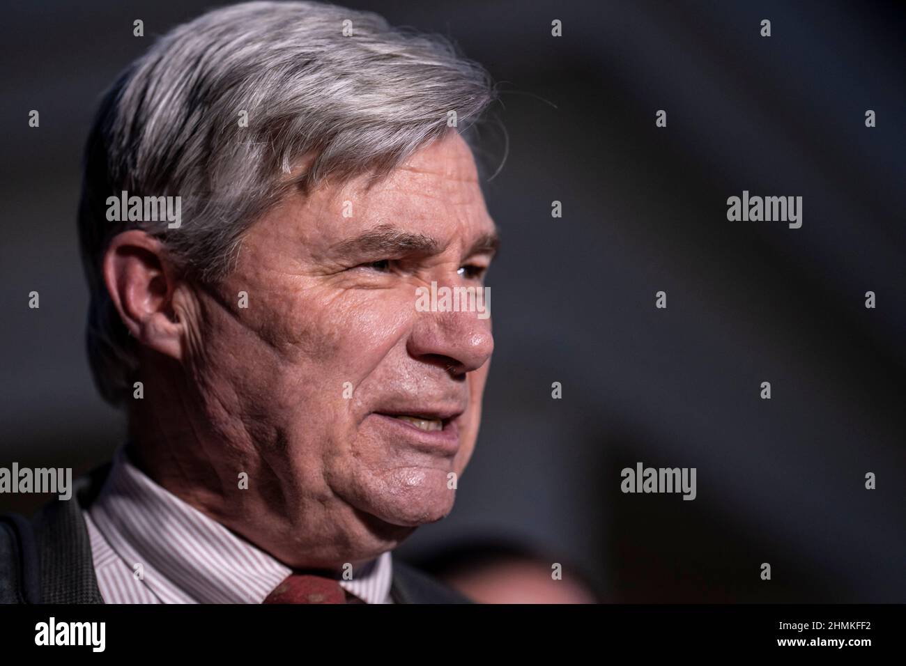 Washington, Vereinigte Staaten Von Amerika. 10th. Februar 2022. Sen. Sheldon Whitehouse D-RI, Spricht vor dem Weißen Haus, nachdem sich die Demokraten des Justizausschusses des Senats mit dem US-Präsidenten Joe Biden und der US-Vizepräsidentin Kamala Harris getroffen haben, um den Rat der Gesetzgeber beider Parteien zum Nominierungsprozess für den Obersten Gerichtshof im Roosevelt Room des Weißen Hauses in Washington, DC, USA, einzuholen. 10. Februar 2021. Quelle: Ken Cedeno/Pool/Sipa USA Quelle: SIPA USA/Alamy Live News Stockfoto