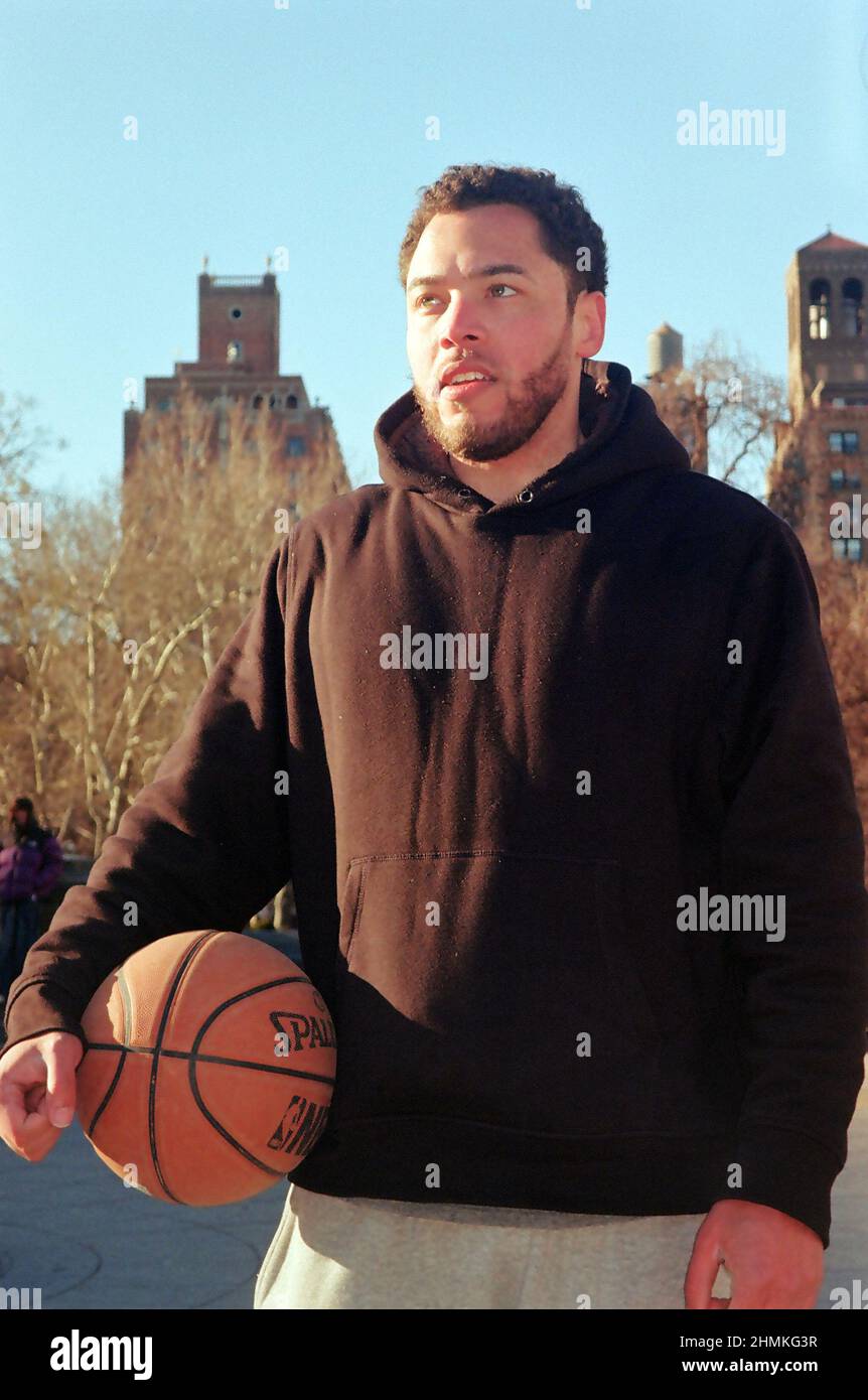 New York, NY, USA. 6th. November 2021. Washington Square Basketball. Aufgenommen mit 35mm Kodak Farbfilmen plus 200 Negativfilmen. Entwickeln und scannt von Yardley Foto. (Bild: © John Marshall Mantel/ZUMA Press Wire) Stockfoto