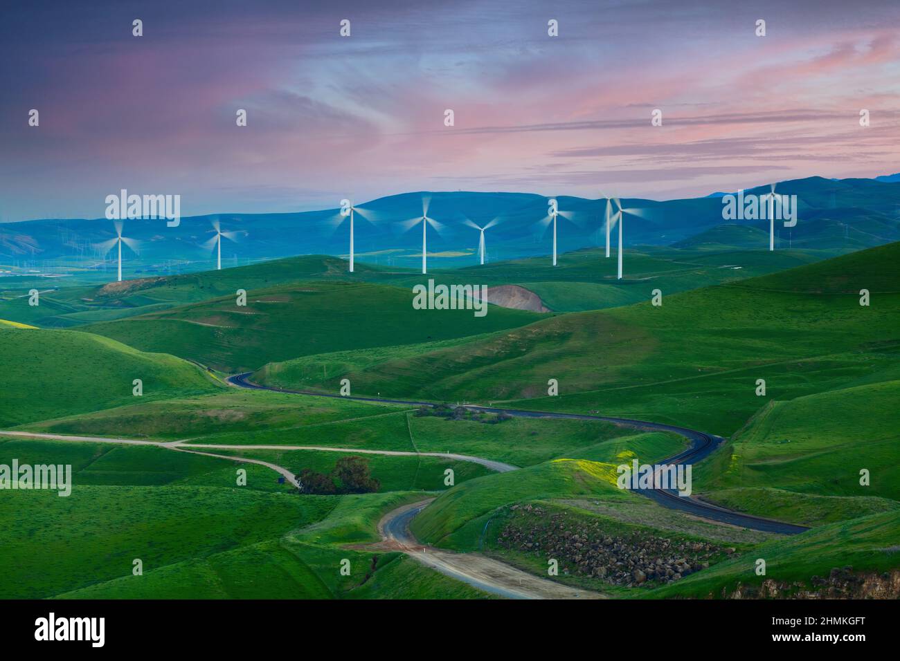 Windmühlen auf dem grünen Hügel, Kalifornien Stockfoto