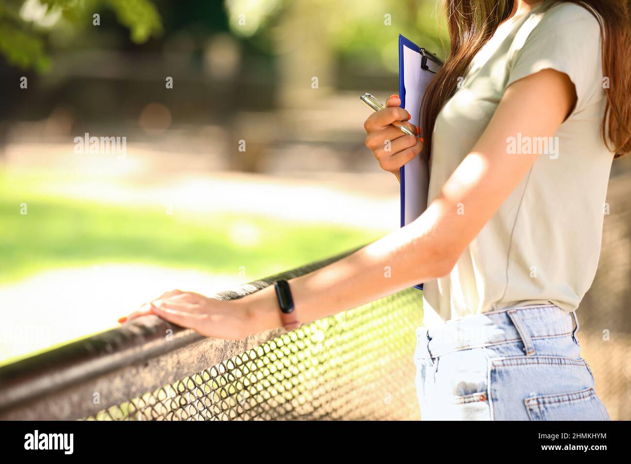 Junger Naturforscher mit Clipboard im zoologischen Garten Stockfoto