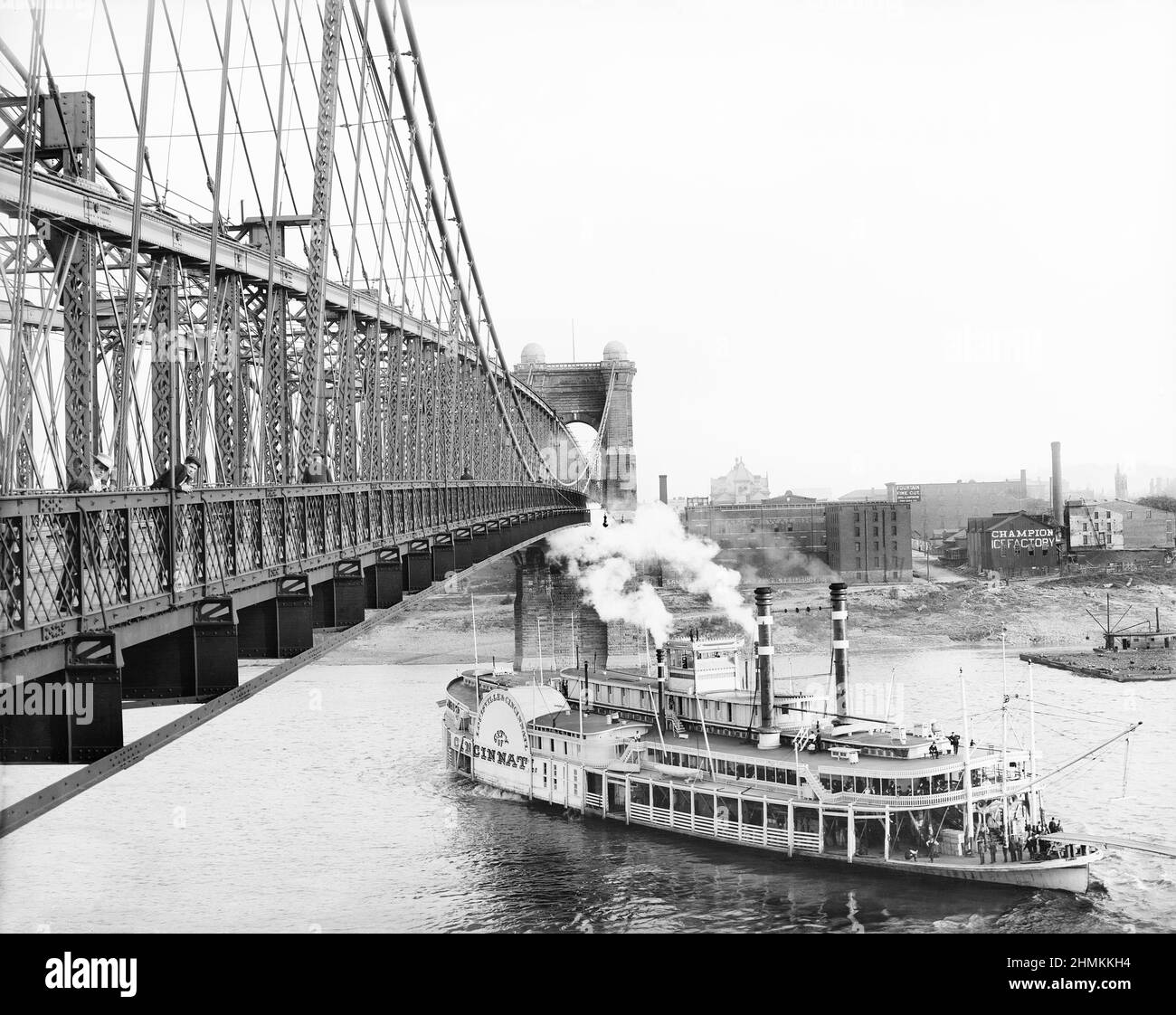 Riverboat and Suspension Bridge, Ohio River, Cincinnati, Ohio, USA, Detroit Publishing Company, 1906 Stockfoto