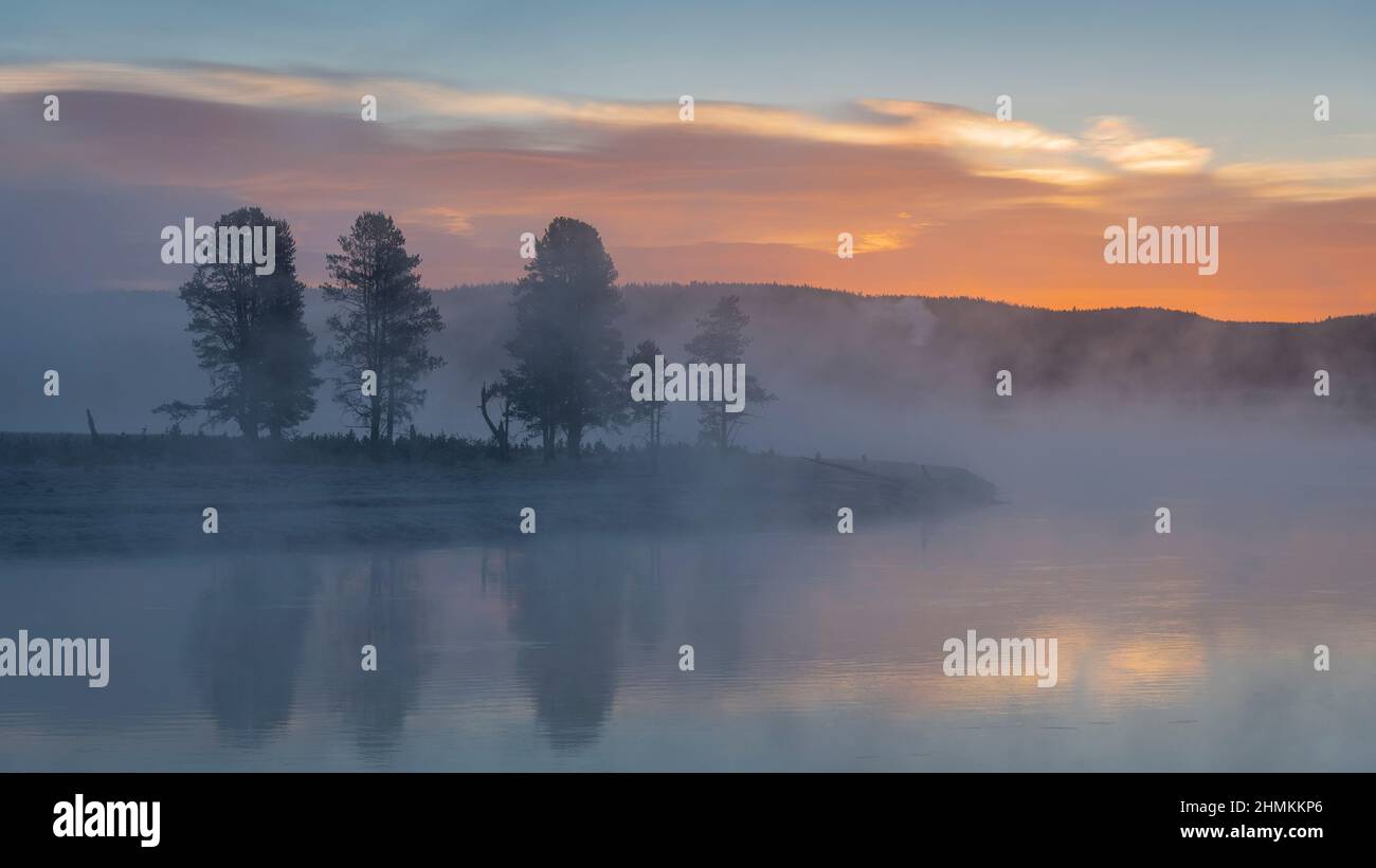 Nebliger Sonnenaufgang auf dem Yellowstone River im Hayden Valley, Yellowstone National Park. Stockfoto