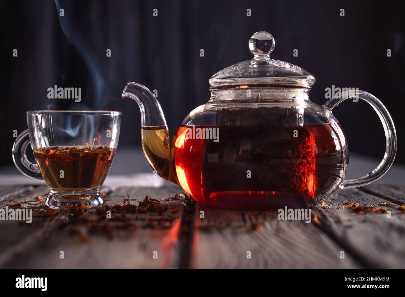 Heiße, gesunde Infusion. In einem Glaskessel gebrühter Tee. Stockfoto