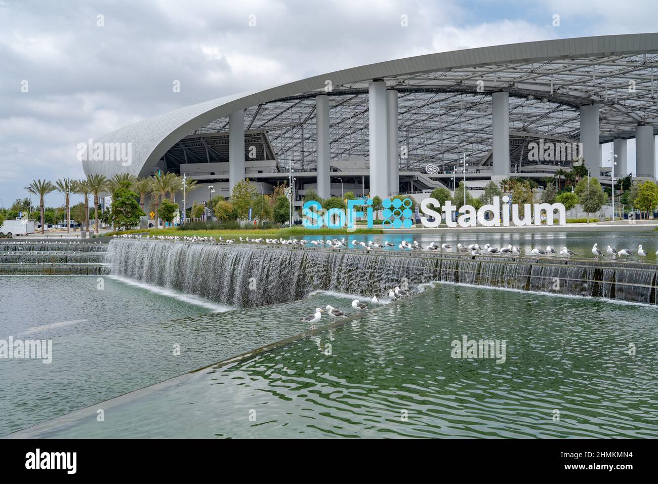 Das Sofi Stadium mit Wasserfall ist ein modernes Fußballstadion in Los Angeles, Kalifornien Stockfoto