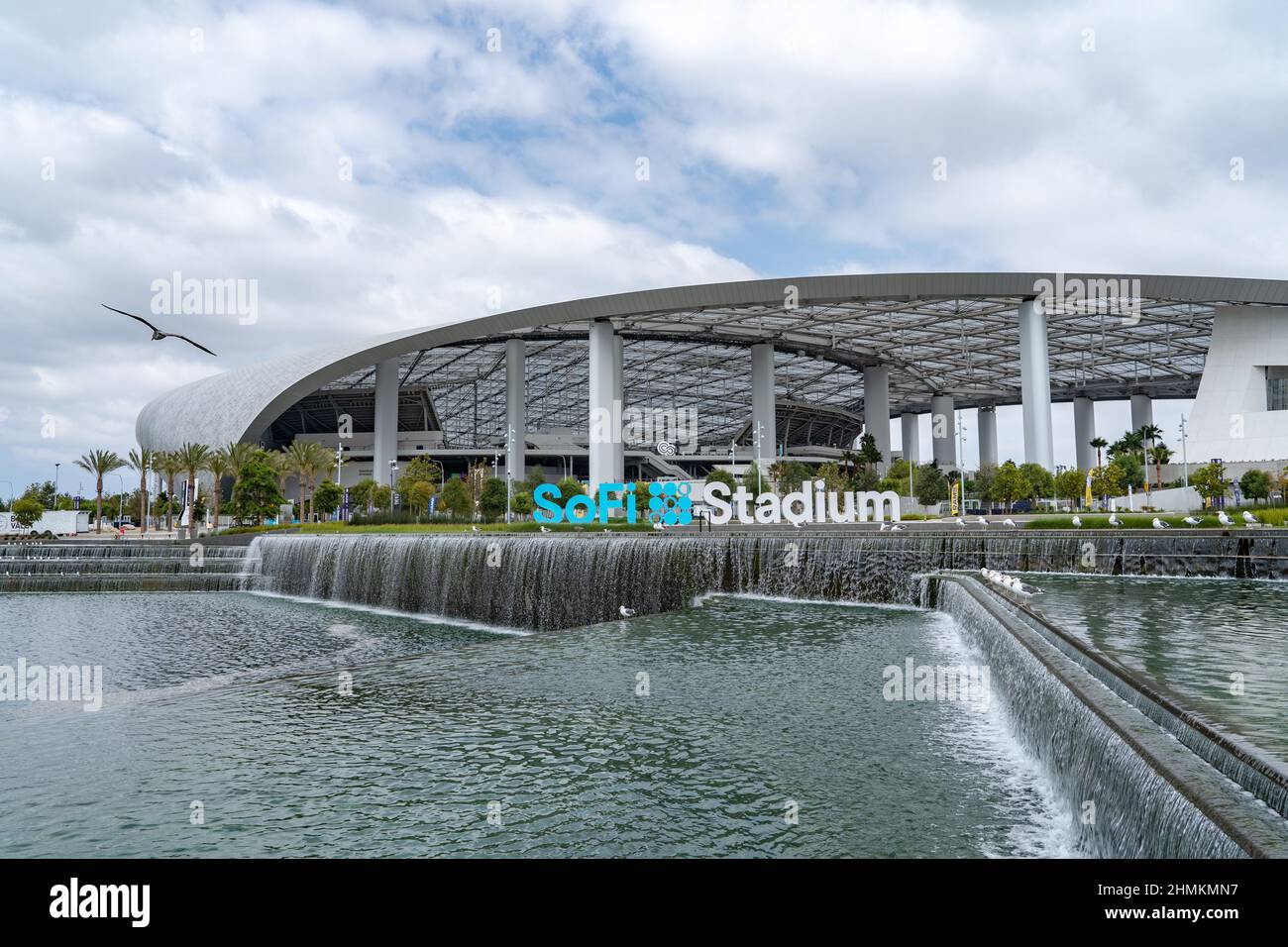 Das Sofi Stadium mit Wasserfall ist ein modernes Fußballstadion in Los Angeles, Kalifornien Stockfoto