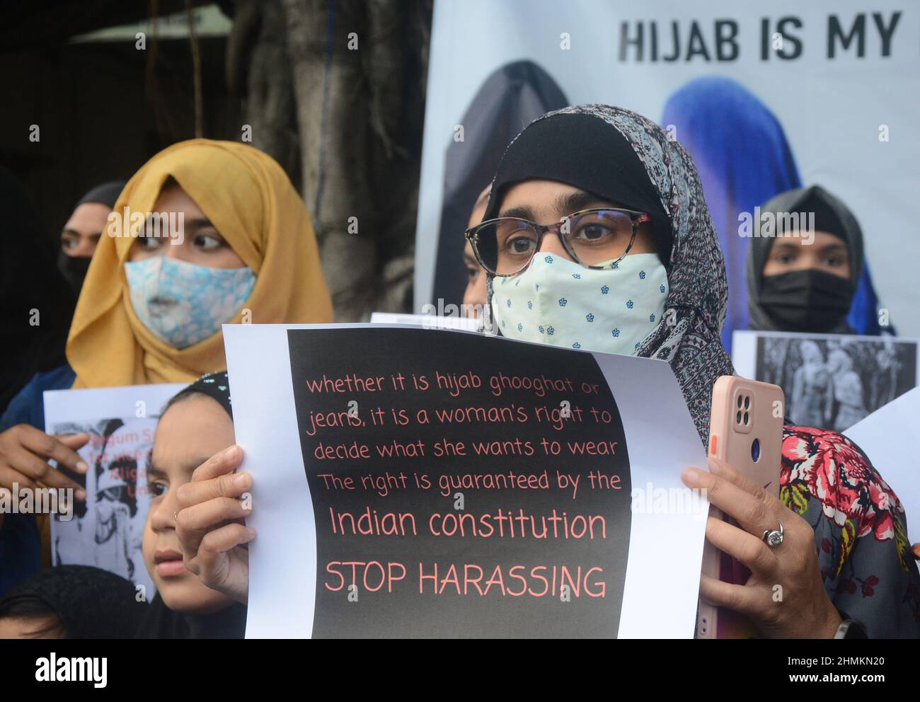 Kalkutta, Indien. 10th. Februar 2022. Muslimische Frauen protestieren wegen  Verbots gegen Hijab. Viele Frauen tragen Hijab, inmitten einer Reihe über  das Kopftuch in Karnataka. Die Teilnehmer, die die Nationalflagge trugen,  reisten. „Als