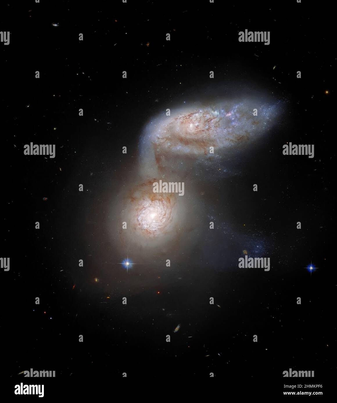 Spiralgalaxien, die zusammen als Arp 91 bekannt sind, verflechten sich über 100 Millionen Lichtjahre von der Erde. Vom Hubble-Weltraumteleskop aus gesehen Stockfoto
