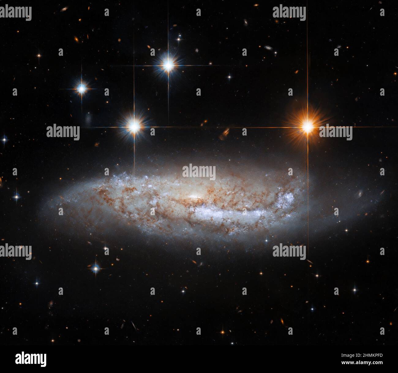 Seitenansicht von NGC 3568, einer etwa 57 Millionen Lichtjahre entfernten Spiralgalaxie, aufgenommen vom NASA/ESA-Teleskop. Stockfoto