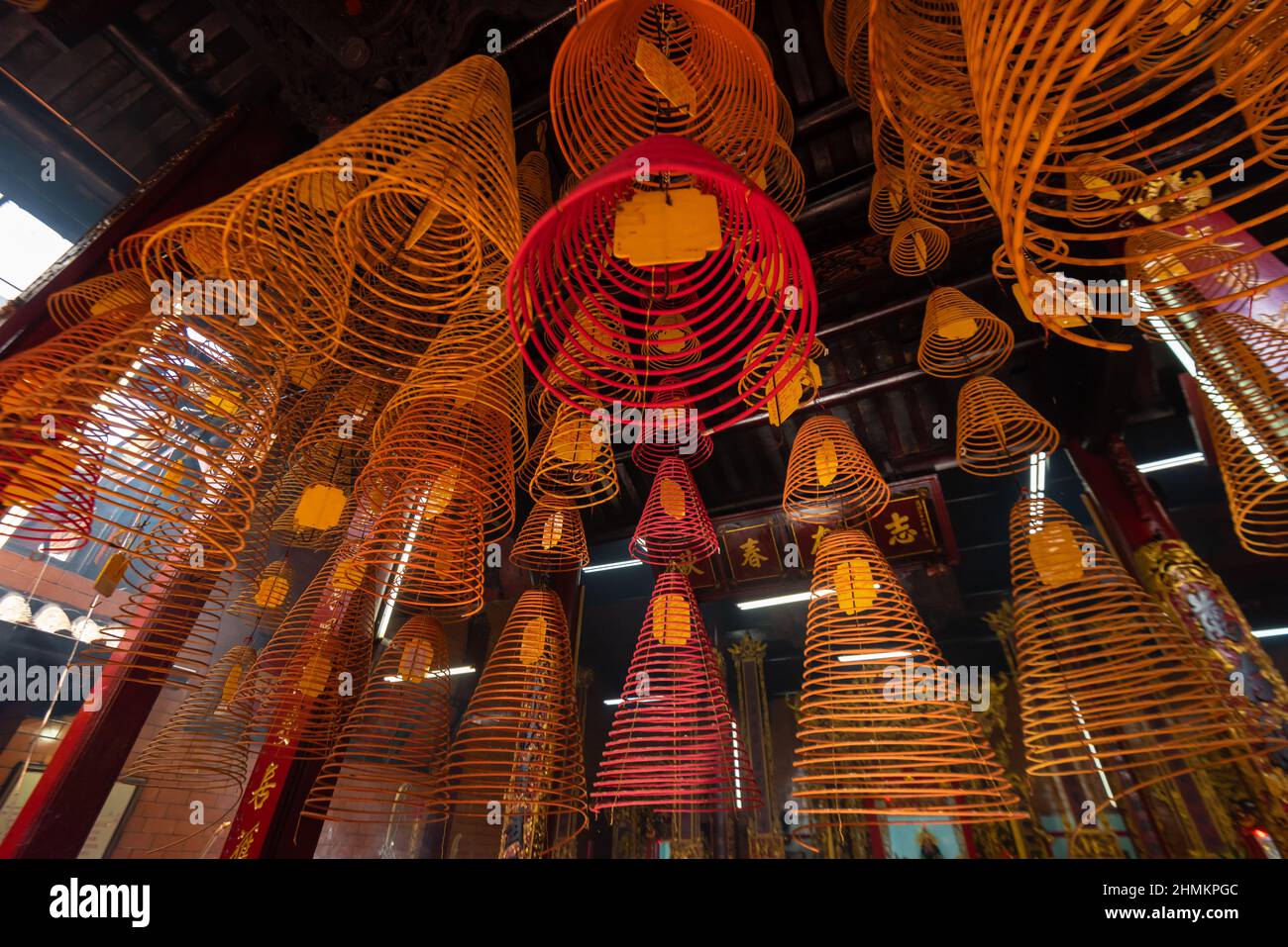 China rund Weihrauch brennen im Inneren des Ong Tempel in Can Tho Stockfoto