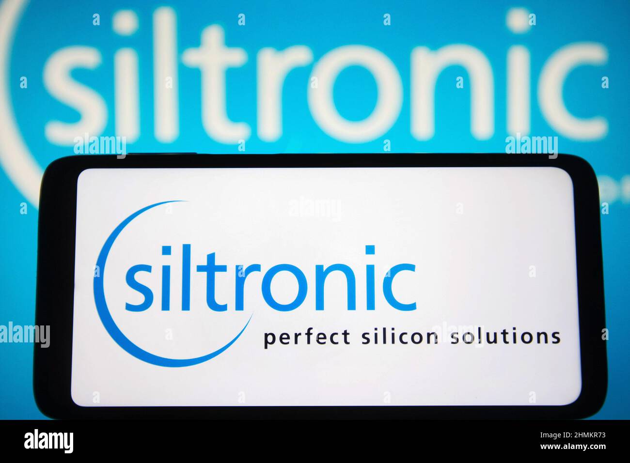 Ukraine. 10th. Februar 2022. In dieser Abbildung ist ein Logo der Siltronic AG auf einem Smartphone-Bildschirm und im Hintergrund zu sehen. Kredit: SOPA Images Limited/Alamy Live Nachrichten Stockfoto