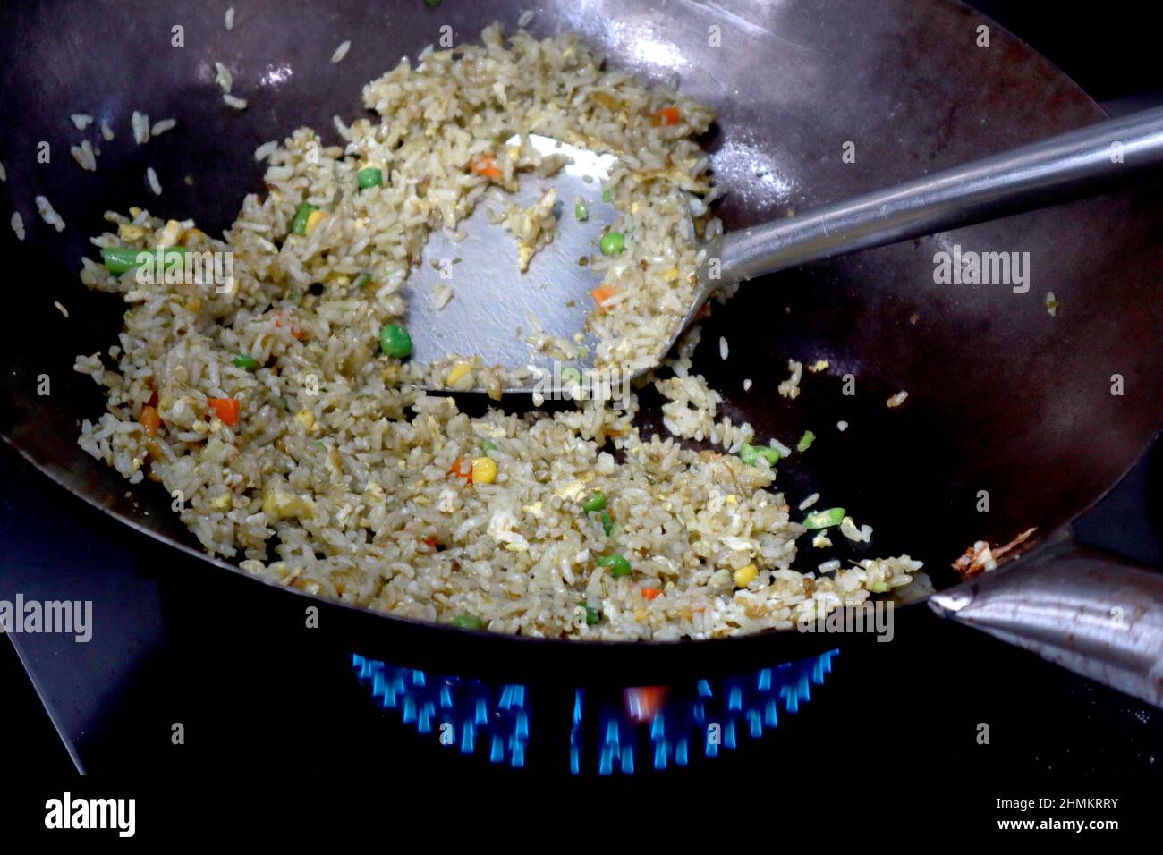 Gebratenen Reis mit Pfanne und Herd in der Küche Stockfoto
